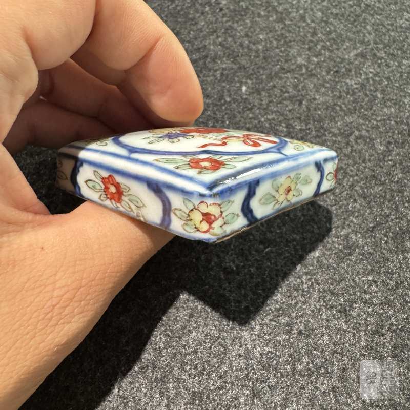 明万历 青花五彩开光花篮纹方形印盒 - 图11